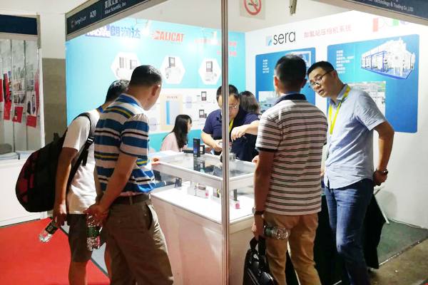 展會圖 3孫經理.jpg